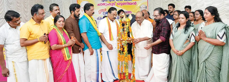 എസ്എൻഡിപി യൂണിയൻ നേതൃത്വത്തിൽ ചാരുംമൂട്ടിൽ നടന്ന പ്രഥമ ശ്രീനാരായണ കൺവൻഷൻ യോഗം ജനറൽ സെക്രട്ടറി വെള്ളാപ്പള്ളി നടേശൻ ഉദ്ഘാടനംചെയ്യുന്നു