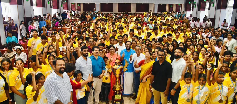 സംസ്ഥാന സ്കൂൾ കായിക മേളയിൽ വിജയികളായ ജില്ലയിലെ വിദ്യാർഥികൾക്കുള്ള സ്വീകരണ പരിപാടി
ഉദ്ഘാടനം ചെയ്ത ശേഷം മന്ത്രി ആർ ബിന്ദു കുട്ടികൾക്കും അധ്യാപകർക്കുമൊപ്പം