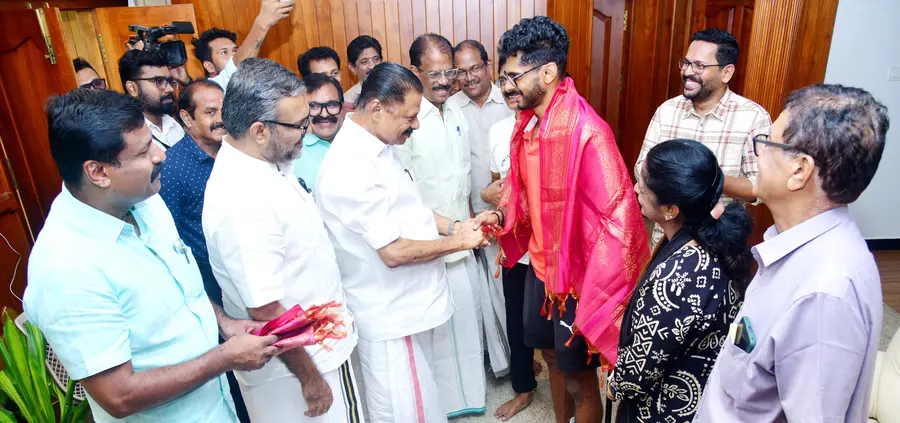ഏഷ്യൻ ഗെയിംസ് വെള്ളി മെഡൽ ജേതാവ് എം ശ്രീശങ്കറിനെ സിപിഐ എം സംസ്ഥാന സെക്രട്ടറി എം വി ഗോവിന്ദൻ വീട്ടിലെത്തി അഭിനന്ദിക്കുന്നു