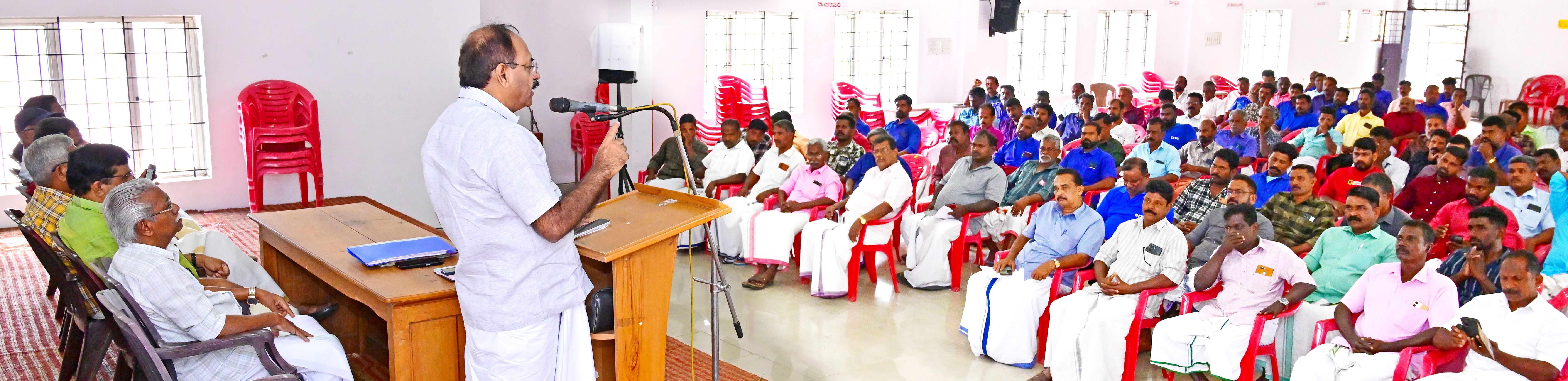 ഹെഡ്‌ലോഡ്‌ ആൻഡ് ജനറൽ വർക്കേഴ്സ് യൂണിയൻ ജില്ലാ പ്രവർത്തക കൺവെൻഷൻ സിഐടിയു ജില്ലാ സെക്രട്ടറി എം ഹംസ ഉദ്‌ഘാടനം ചെയ്യുന്നു