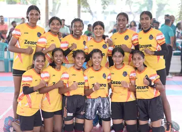 കാസർകോട്ട് നടന്ന സംസ്ഥാന സ്കൂൾ ഗെയിംസ് ജൂനിയർ പെൺകുട്ടികളുടെ കബഡി മത്സരത്തിൽ ജേതാക്കളായ തൃശൂർ ജില്ലാ ടീം