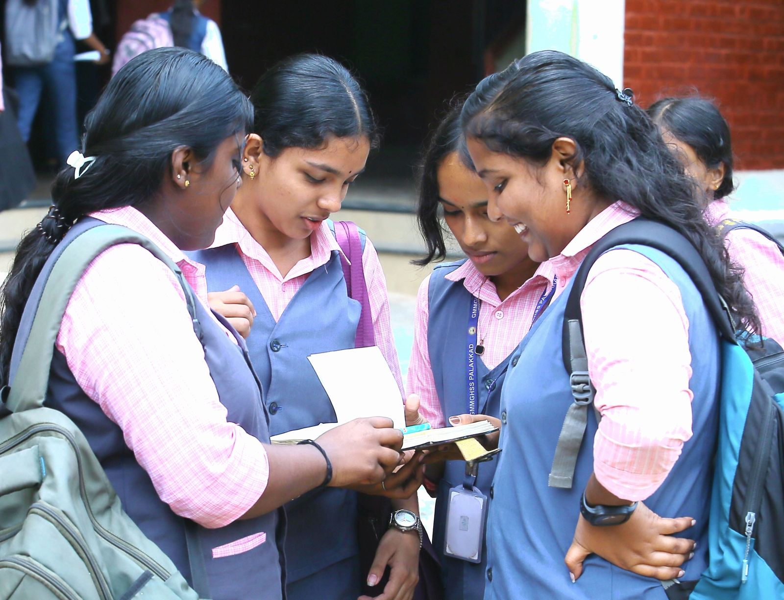 പ്ലസ്ടു പരീക്ഷ കഴിഞ്ഞ് പുറത്തിറങ്ങിയ ഗവ. മോയൻ മോഡൽ ഗേൾസ് എച്ച്എസ്എസിലെ വിദ്യാർഥികൾ ഓട്ടോഗ്രാഫ് എഴുതുന്നു