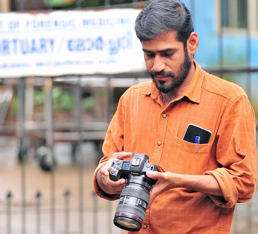     പ്രതീഷ് മോർച്ചറിക്ക്  മുന്നിൽ ക്യാമറയുമായി