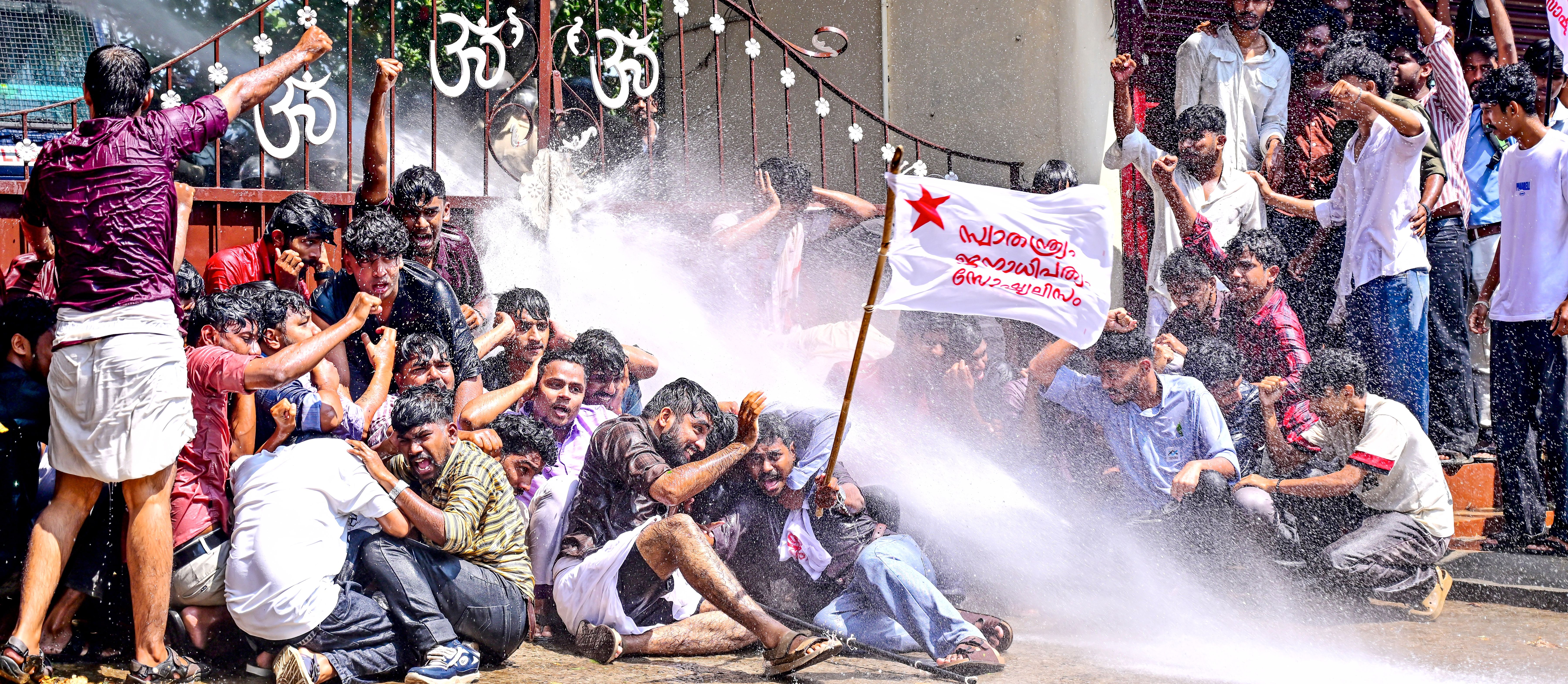 കല്ലേക്കാട് വ്യാസ വിദ്യാപീഠം സീനിയർ സെക്കൻഡറി സ്കൂളിൽ വിദ്യാർഥിനി ജീവനൊടുക്കിയതിൽ പ്രതിഷേധിച്ച് എസ്എഫ്ഐ ജില്ലാ കമ്മിറ്റി സ്കൂളിലേക്ക് നടത്തിയ മാർച്ചിനുനേരെ   പൊലീസ് ജലപീരങ്കി പ്രയോഗിച്ചപ്പോൾ                                                                                                                                                               	                                                                                                                     ഫോട്ടോ: ശരത് കൽപ്പാത്തി