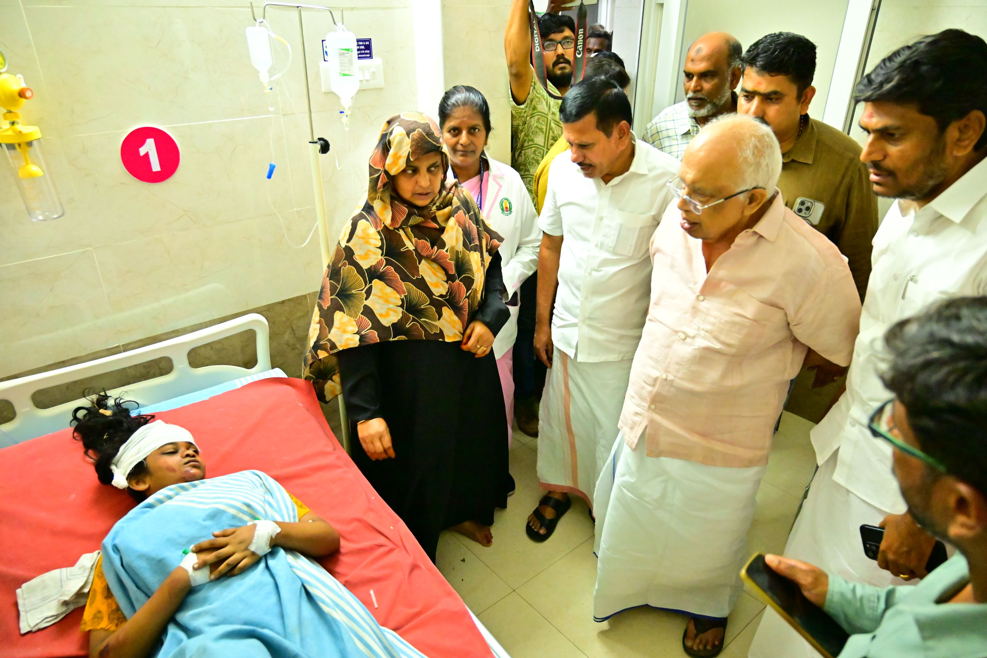 വാൽപ്പാറയിൽ അപകടത്തിൽ പരിക്കേറ്റ് പൊള്ളാച്ചി ഗവ.ആശുപത്രിയിൽ ചികിത്സയിലുള്ള മസ‍്നിനെ മന്ത്രി കെ കൃഷ്ണൻകുട്ടി സന്ദർശിക്കുന്നു 
