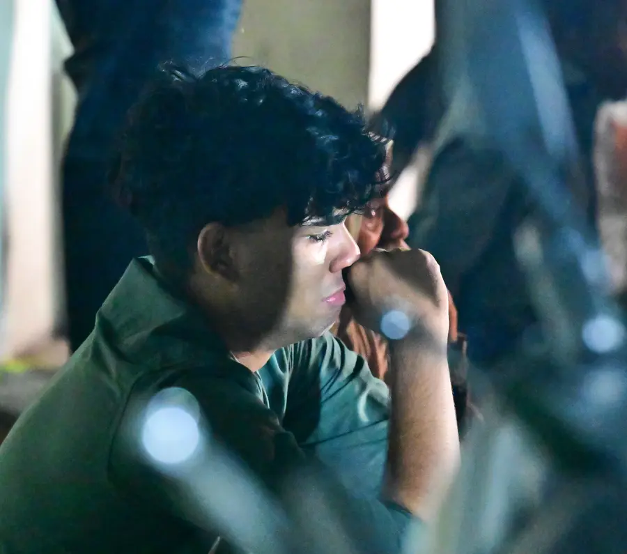 വാൽപ്പാറയിൽ അപകടത്തിൽപ്പെട്ട് മരിച്ച റംലയുടെ മകൻ ഷംഷാദ് പൊള്ളാച്ചി ഗവ.ആശുപത്രി മോർച്ചറിക്ക് മുമ്പിൽ വിതുമ്പുന്നു  | ഫോട്ടോ: ശരത് കൽപ്പാത്തി