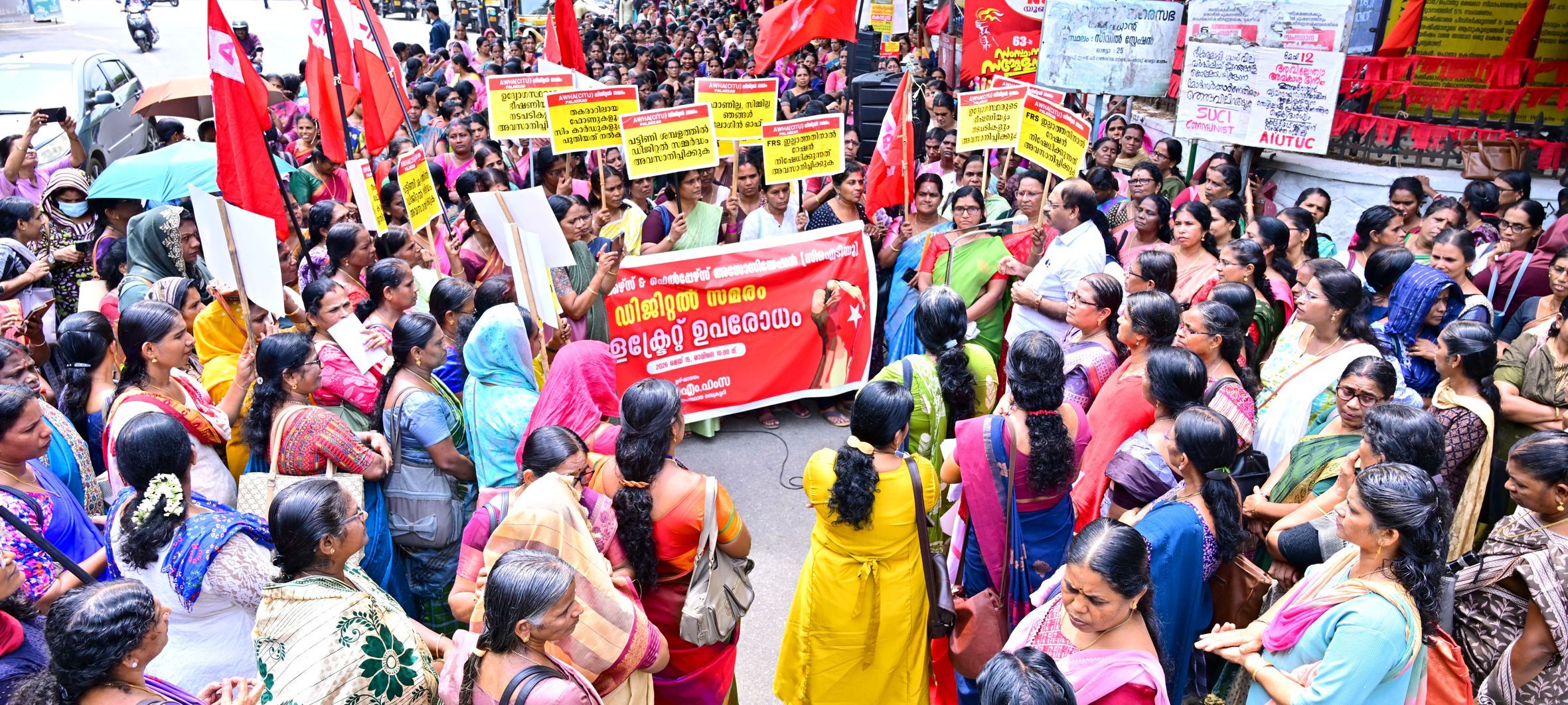 അങ്കണവാടി വർക്കേഴ്സ് ആൻഡ് ഹെൽപ്പേഴ്സ് അസോസിയേഷൻ‌ ജില്ലാ കമ്മിറ്റി നടത്തിയ കലക്-ടറേറ്റ് ഉപരോധം സിഐടിയു ജില്ലാ സെക്രട്ടറി എം ഹംസ ഉദ്ഘാടനം ചെയ്യുന്നു