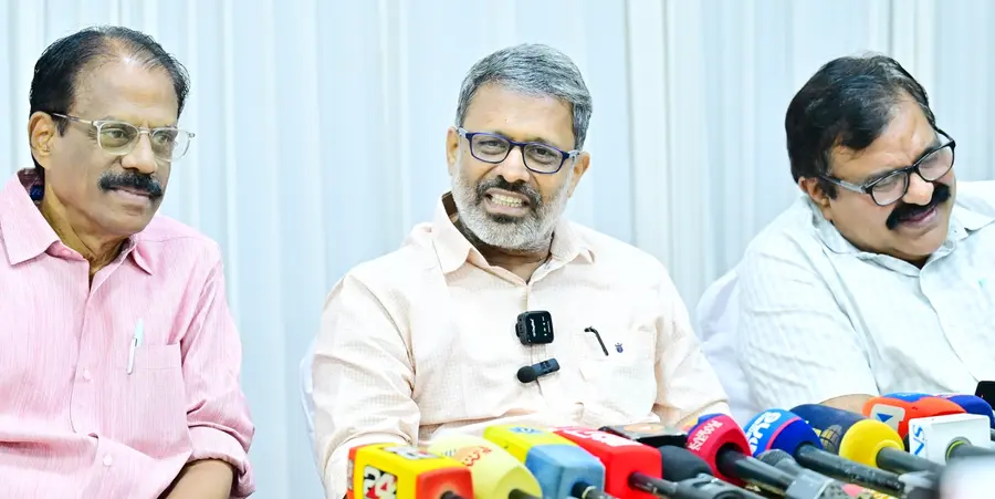 സിപിഐ എം ജില്ലാ സെക്രട്ടറി ഇ എൻ സുരേഷ്ബാബു വാർത്താസമ്മേളനത്തിൽ സംസാരിക്കുന്നു. സെക്രട്ടറിയറ്റ് അംഗങ്ങളായ വി ചെന്താമരാക്ഷൻ, ടി കെ നൗഷാദ് എന്നിവർ സമീപം