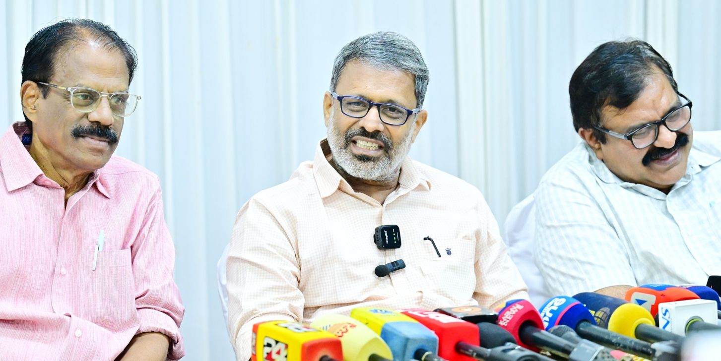 സിപിഐ എം ജില്ലാ സെക്രട്ടറി ഇ എൻ സുരേഷ്ബാബു വാർത്താസമ്മേളനത്തിൽ സംസാരിക്കുന്നു. സെക്രട്ടറിയറ്റ് അംഗങ്ങളായ വി ചെന്താമരാക്ഷൻ, ടി കെ നൗഷാദ് എന്നിവർ സമീപം