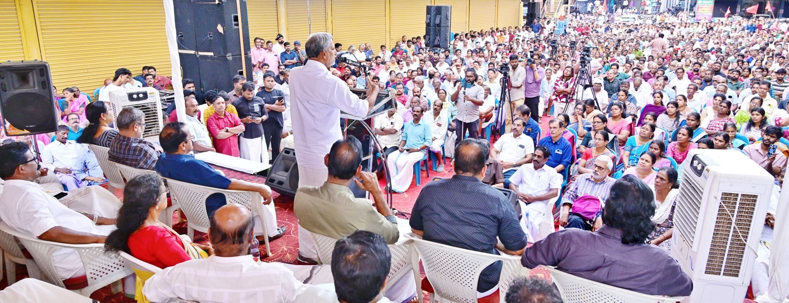 സിപിഐ എം മണ്ണാർക്കാട് ഏരിയ കമ്മിറ്റി സംഘടിപ്പിച്ച രാഷ്ട്രീയ വിശദീകരണ പൊതുയോഗം പൊളിറ്റ് ബ്യുറോ അംഗം എ വിജയരാഘവൻ ഉദ്ഘാടനം ചെയ്യുന്നു