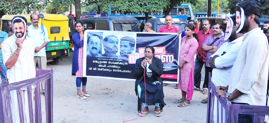 ഡിവൈഎഫ്ഐ ജില്ലാ യുവതി സബ്കമ്മിറ്റി സ്റ്റേഡിയം ബസ് സ്റ്റാൻഡ് പരിസരത്ത് സംഘടിപ്പിച്ച ജനകീയ വിചാരണ