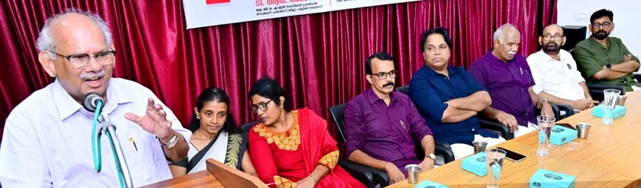 കെജിഒഎ വജ്ര ജൂബിലി സമ്മേളനത്തിന്റെ പതാക ദിനത്തിൽ ജില്ലാ കമ്മിറ്റി ഓഫീസിൽ നടന്ന മുൻകാല പ്രവർത്തകരുടെ സംഗമം പബ്ലിക് ലൈബ്രറി സെക്രട്ടറി ടി ആർ അജയൻ ഉദ്ഘാടനം ചെയ്യുന്നു