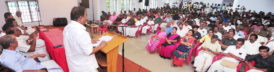 കെഎസ്കെടിയു പാലക്കാട്, മുണ്ടൂർ, പുതുശേരി ഏരിയ കമ്മിറ്റികൾ പാലക്കാട് എൻജിഒ യൂണിയൻ ഹാളിൽ നടത്തിയ വി എസ് അച്യുതാനന്ദൻ അനുസ്മരണം ‘അമരസ്മരണ’ മുതിർന്ന സിപിഐ എം നേതാവ് എ കെ ബാലൻ ഉദ്ഘാടനംചെയ്യുന്നു