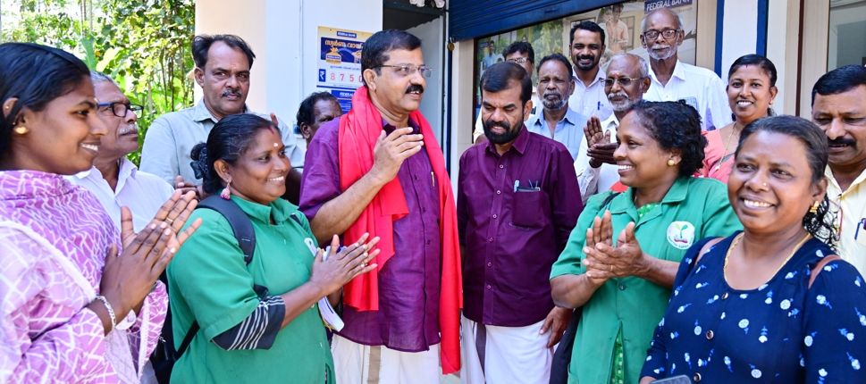 ജില്ലാ പഞ്ചായത്ത് കപ്പൂർ ഡിവിഷൻ എൽഡിഎഫ് സ്ഥാനാർഥി പി എൻ മോഹനൻ കുമ്പിടിയിൽ വോട്ടഭ്യർഥിക്കുന്നു