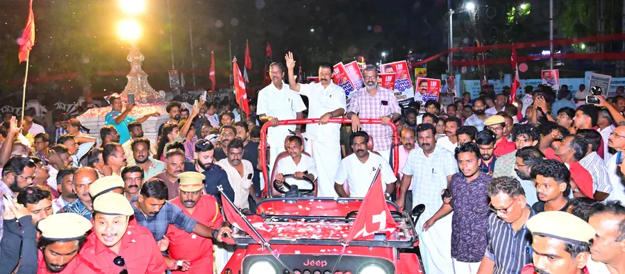  ജാഥാ ക്യാപ്റ്റൻ എം വി ഗോവിന്ദന് പാലക്കാട് നഗരത്തിൽ നൽകിയ സ്വീകരണത്തിൽനിന്ന്