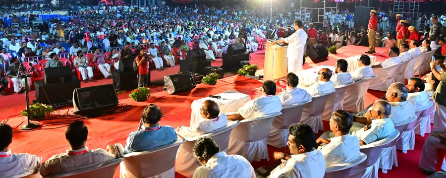 എൽഡിഎഫ്  വടക്കൻ മേഖലാ വികസന മുന്നേറ്റ ജാഥാ ക്യാപ്റ്റൻ എം വി ഗോവിന്ദൻ പാലക്കാട് കോട്ടമൈതാനത്തെ സ്വീകരണത്തിൽ സംസാരിക്കുന്നു