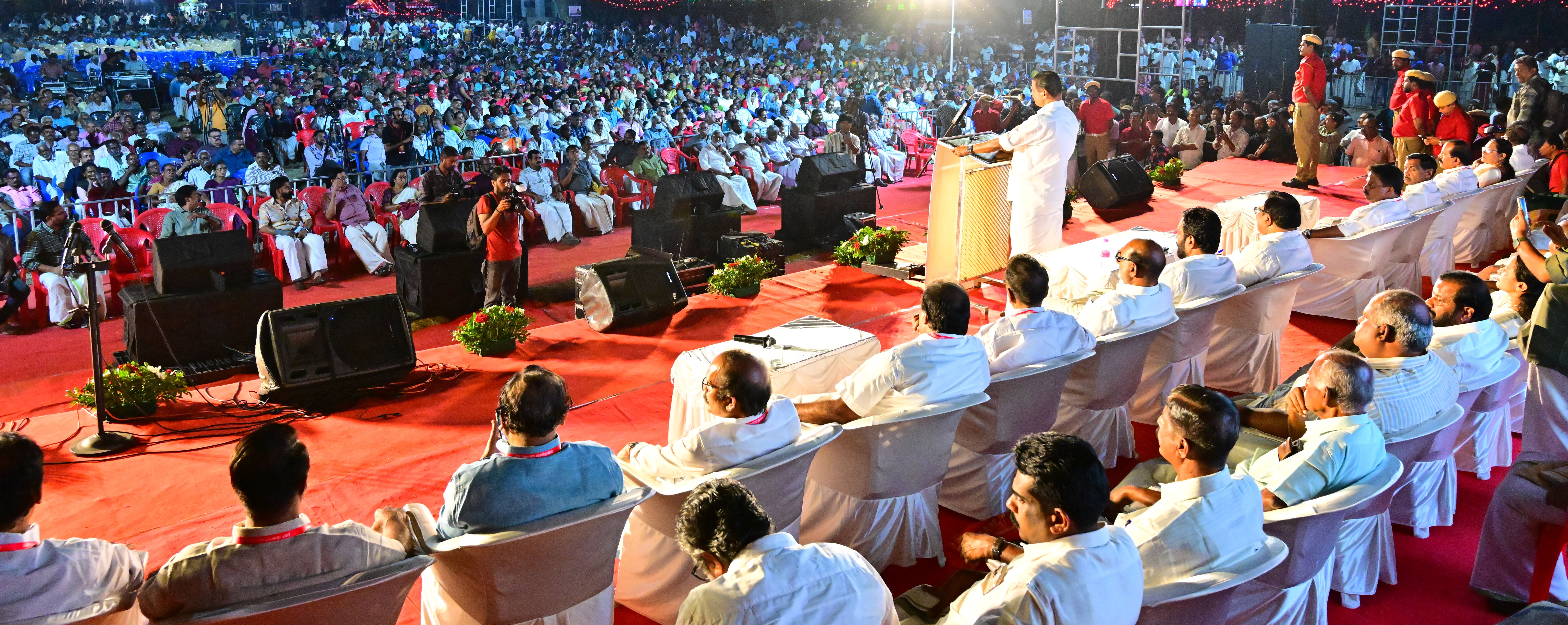 എൽഡിഎഫ്  വടക്കൻ മേഖലാ വികസന മുന്നേറ്റ ജാഥാ ക്യാപ്റ്റൻ എം വി ഗോവിന്ദൻ പാലക്കാട് കോട്ടമൈതാനത്തെ സ്വീകരണത്തിൽ സംസാരിക്കുന്നു
