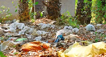 മാട്ടുമന്ത പൊതുശ്‌മശാനത്തിൽ തള്ളിയ മാലിന്യം നീക്കാത്ത നിലയിൽ