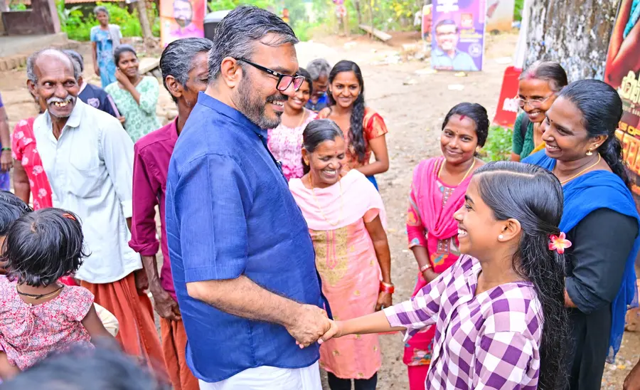 പരുതൂർ തെക്കേക്കുന്നിൽ പര്യടനത്തിനിടെ തൃത്താല മണ്ഡലം എൽഡിഎഫ് സ്ഥാനാർഥി എം ബി രാജേഷ്  വിദ്യാർഥിനി മൃദുലയുമായി സംസാരിക്കുന്നു  /ഫോട്ടോ: ശരത് കൽപ്പാത്തി