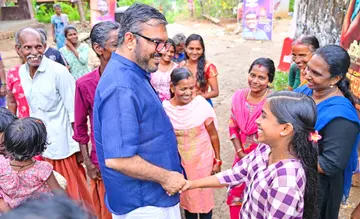 പരുതൂർ തെക്കേക്കുന്നിൽ പര്യടനത്തിനിടെ തൃത്താല മണ്ഡലം എൽഡിഎഫ് സ്ഥാനാർഥി എം ബി രാജേഷ്  വിദ്യാർഥിനി മൃദുലയുമായി സംസാരിക്കുന്നു  /ഫോട്ടോ: ശരത് കൽപ്പാത്തി