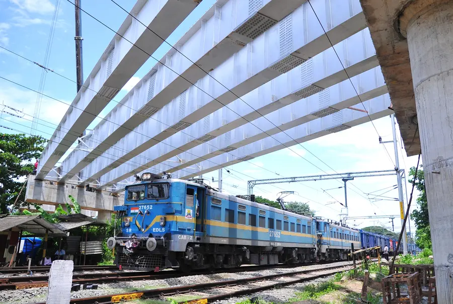 അകത്തേത്തറ നടക്കാവ് മേൽപ്പാല നിർമാണത്തിന്റെ ഭാഗമായി പാളങ്ങൾക്ക് കുറുകെ ഗർഡറുകൾ സ്ഥാപിച്ചപ്പോൾ