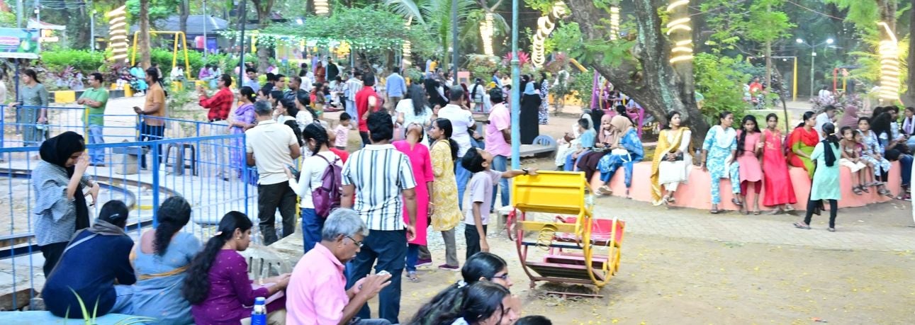 പാലക്കാട് കോട്ടയ്ക്ക് സമീപത്തെ എ ആർ മേനോൻ പാർക്കിലെ ഞായറാഴ്ചത്തെ തിരക്ക്