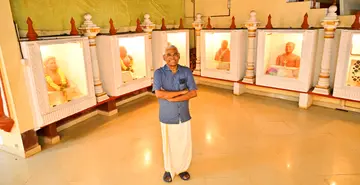 സദനം ഹരികുമാർ തന്റെ ശിൽപ്പങ്ങൾക്ക് മുന്നിൽ 						