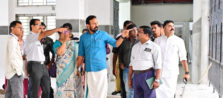 നിർമാണം പൂർത്തിയാകുന്ന ജില്ലാ ആശുപത്രിയുടെ പുതിയ കെട്ടിടം ജില്ലാ പഞ്ചായത്ത് പ്രസിഡന്റ് ടി എം ശശിയുടെ  നേതൃത്വത്തിൽ സന്ദർശിക്കുന്നു