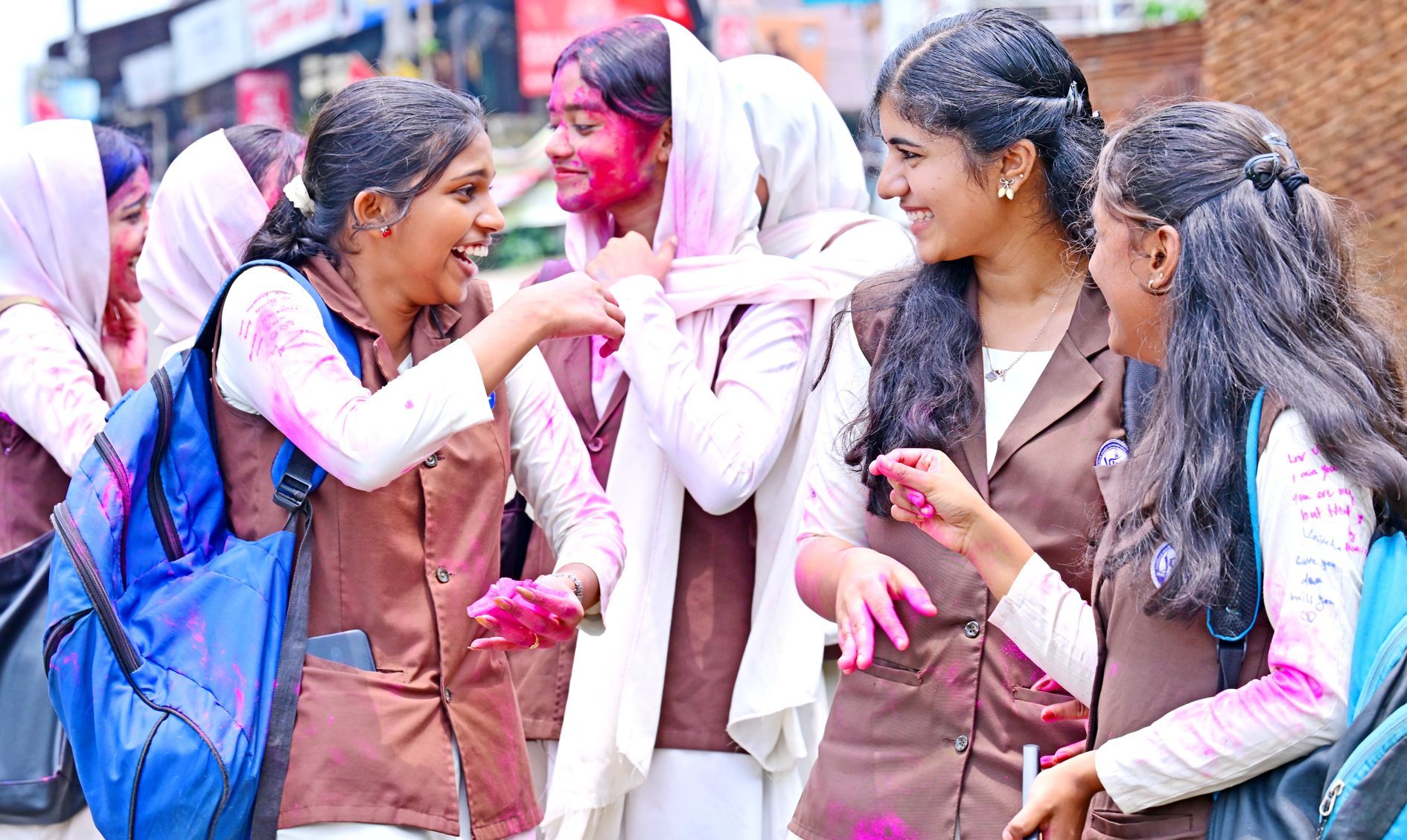 അവസാനദിവസത്തെ എസ്എസ്എൽസി പരീക്ഷ കഴിഞ്ഞ് മടങ്ങുന്ന പരുതൂർ എച്ച്എസ്എസിലെ വിദ്യാർഥികൾ പരസ്പരം ചായം തേച്ച് സ്നേഹം പങ്കിടുന്നു