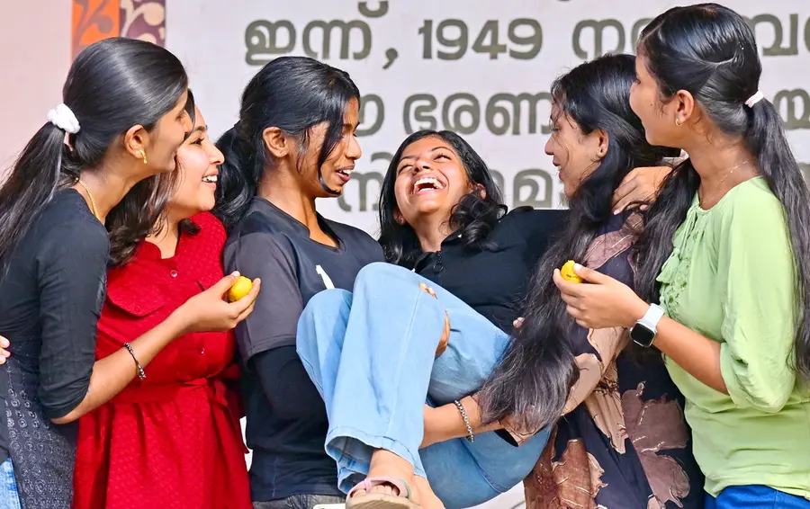 ചിരിപ്ലസ്... എസ്എസ്എൽസി പരീക്ഷ വിജയിച്ച പാലക്കാട് ഗവ.മോയൻ മോഡൽ ഗേൾസ് എച്ച്എസ്എസിലെ വിദ്യാർഥികൾ സന്തോഷം പങ്കിടുന്നു
ഫോട്ടോ: ശരത് കൽപ്പാത്തി