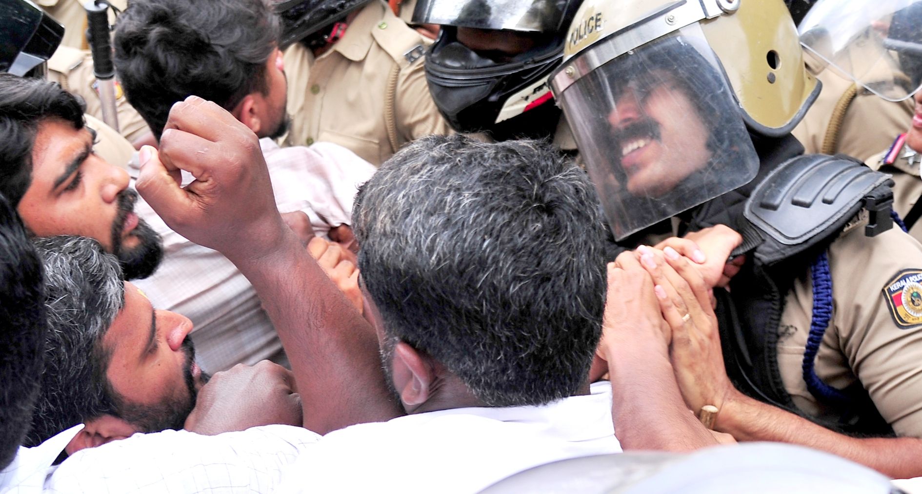 ഡിഎംഒ ഓഫീസിലേക്ക് യൂത്ത് കോൺഗ്രസ് നടത്തിയ മാർച്ചിൽ ജില്ലാ പ്രസിഡന്റ് കെ എസ് ജയഘോഷ്‌ പൊലീസ് ഉദ്യോഗസ്ഥന്റെ ബോഡി പ്രൊട്ടക്ടർ  വലിച്ചു പൊട്ടിക്കാൻ ശ്രമിക്കുന്നു