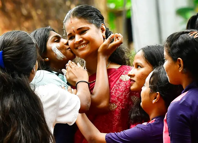 ഇത് സ്നേഹമുത്തം..... തൃശൂർ ഗവ. മോഡൽ ഗേൾസ് സ്‌കൂളിൽനിന്ന് എസ്എസ്എൽസി അവസാന ദിവസ പരീക്ഷ കഴിഞ്ഞിറങ്ങിയ  വിദ്യാർഥികൾ പ്രധാനാധ്യാപിക കെ പി ബിന്ദുവിന് മുത്തംനല്‍കുന്നു            / ഫോട്ടോ: എം എ ശിവപ്രസാദ്