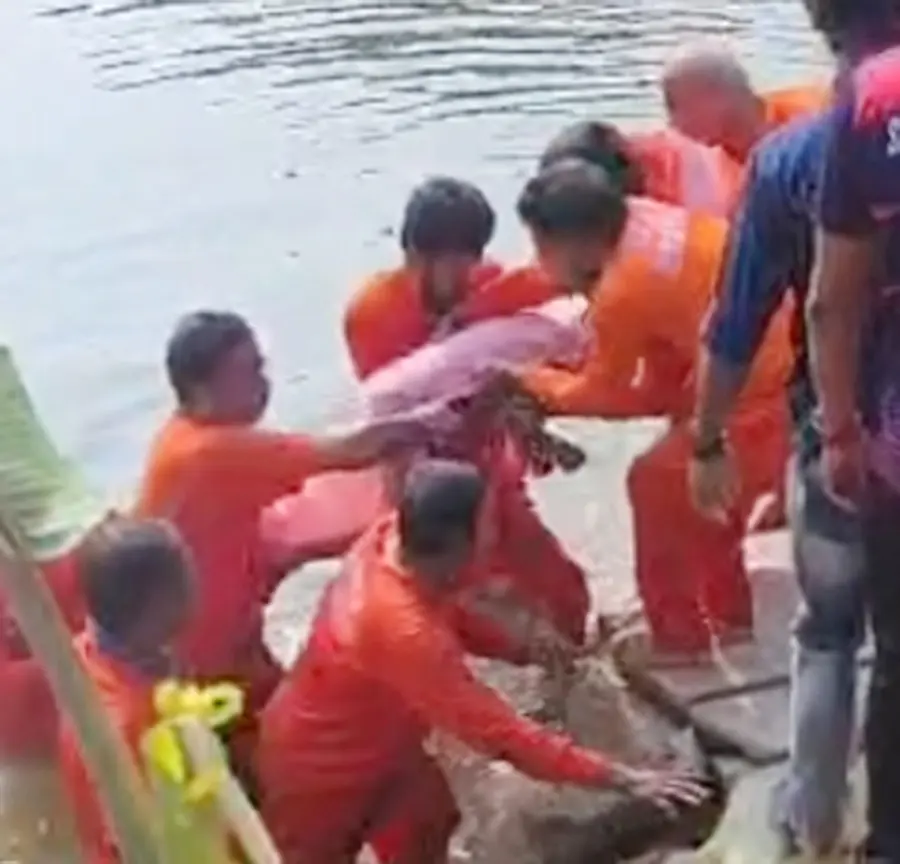 മൃതദേഹം കുളത്തിൽനിന്ന് അഗ്നിരക്ഷാസേന പുറത്തെത്തിക്കുന്നു