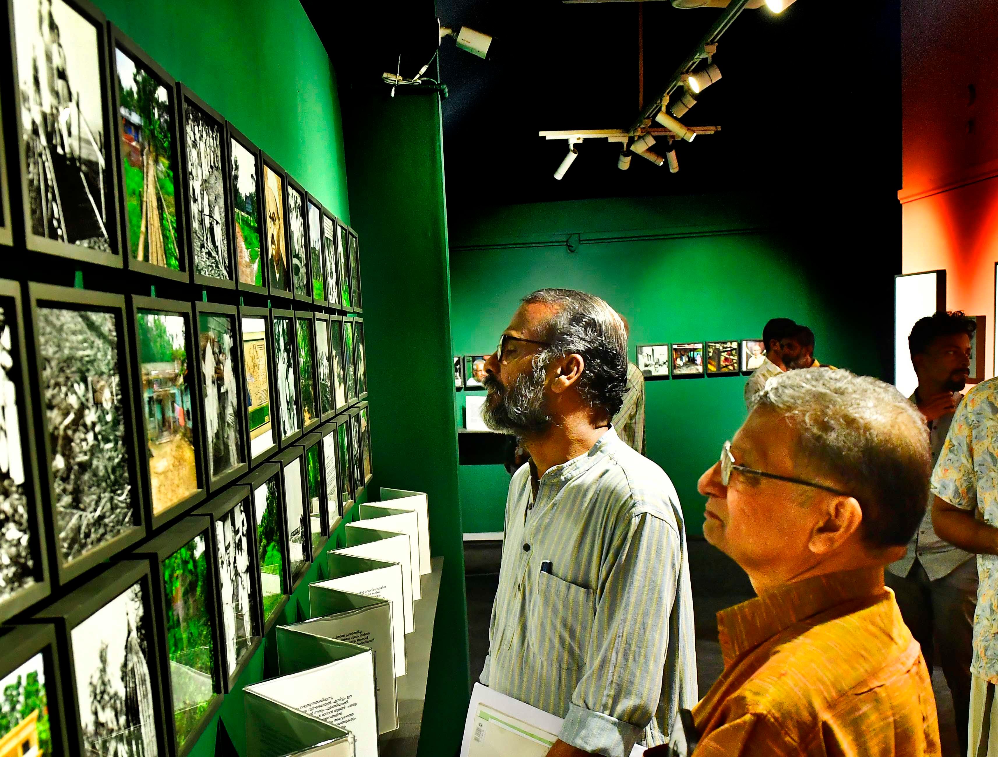 കേരളാ ലളിതകലാ അക്കാദമിയിൽ നടക്കുന്ന ഗാന്ധിജി ചരിത്ര വഴിയിൽ ഫോട്ടോ പ്രദര്ശനം കാണുന്ന സുനിൽ പി ഇളയിടവും അശോകൻ ചരുവിലും