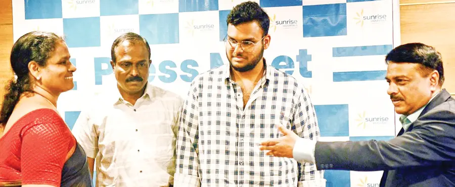 സൺറൈസ്‌ ആശുപത്രിയിൽ അതിസങ്കീർണ ശസ്‌ത്രക്രിയയിലൂടെ സുഖംപ്രാപിച്ച വിദ്യാർഥി അനന്ത് കൃഷ്ണനും മാതാപിതാക്കളായ ഡോ. ടി എ പൂർണിമയും ബി ഹരീഷും ശസ്‍ത്രക്രിയയ്‍ക്ക് നേതൃത്വം നൽകിയ കാർഡിയോ–തോറാസിക് സർജൻ ഡോ. നാസർ യൂസഫിനൊപ്പം