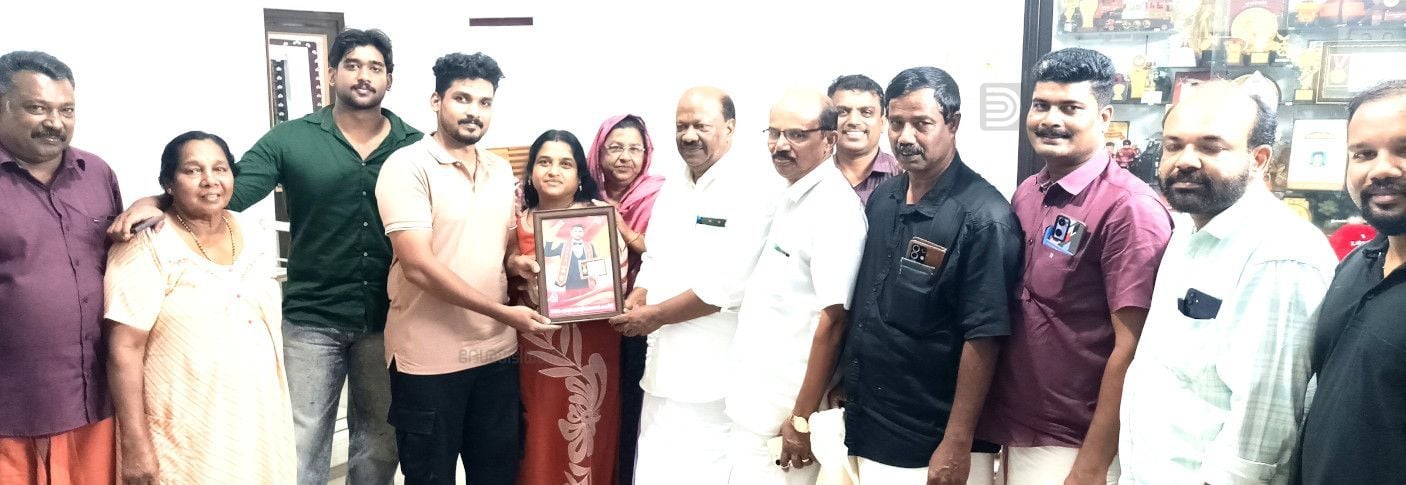 ബിഡിഎസിന് ഉന്നത വിജയം നേടിയ സച്ചുദിനേശിനെ സിപിഎം സംസ്ഥാന കമ്മിറ്റി അംഗം എസ് ജയമോഹൻ വീട്ടിലെത്തി അനുമോദിച്ചപ്പോൾ