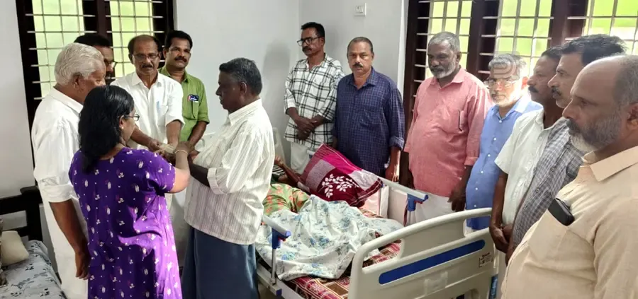 കിടപ്പിലായ വീട്ടമ്മയ്ക്ക് സിപിഐ എം സ്വരൂപിച്ച ധനസഹായം കൈമാറുന്നു