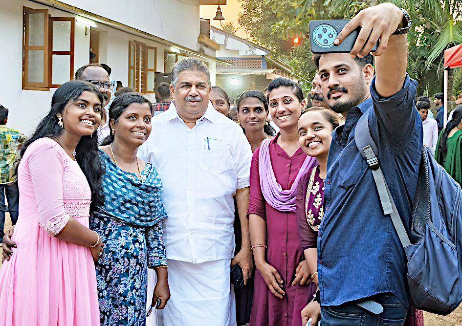 ചെന്നിത്തല മഠത്തുംപടി ഫാത്തിമാ മാതാ പള്ളിയിൽ വോട്ടഭ്യർഥിച്ച് എത്തിയ ചെങ്ങന്നൂർ മണ്ഡലം എൽഡിഎഫ് സ്ഥാനാർഥി സജി ചെറിയാൻ  വോട്ടർമാർക്കൊപ്പം സെൽഫി എടുക്കുന്നു
