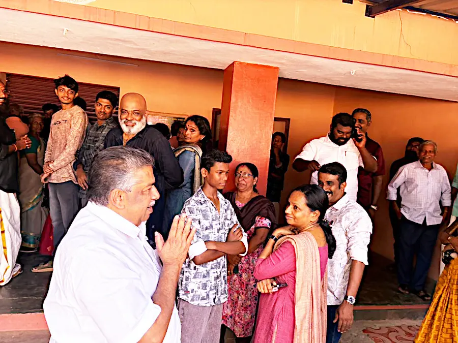 ചെങ്ങന്നൂർ മണ്ഡലം എൽഡിഎഫ് സ്ഥാനാർഥി സജി ചെറിയാൻ കൊഴുവല്ലൂർ ക്ഷേത്രത്തിലെ
വിവാഹച്ചടങ്ങിൽ പങ്കെടുക്കുന്നു