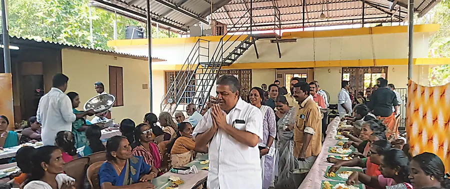 തൃപ്പെരുന്തുറ 146–-ാം നമ്പർ എസ്എൻഡിപി ശാഖായോഗത്തിലെത്തി ശ്രീനാരായണ കൺവൻഷനിൽ
പങ്കെടുത്തവരോട് സജി ചെറിയാൻ വോട്ടഭ്യർഥിക്കുന്നു