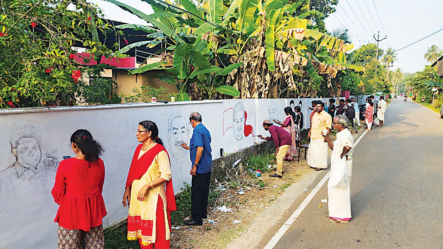 ആല പെണ്ണുക്കര മല്ലപ്പള്ളിപടിയിൽ  മതിലിൽ ചിത്രകാരൻമാർ ചെങ്ങന്നൂർ മണ്ഡലം  എൽഡിഎഫ് സ്ഥാനാർഥി സജി ചെറിയാന്റെ കാരിക്കേച്ചറുകൾ വരയ‍്ക്കുന്നു
