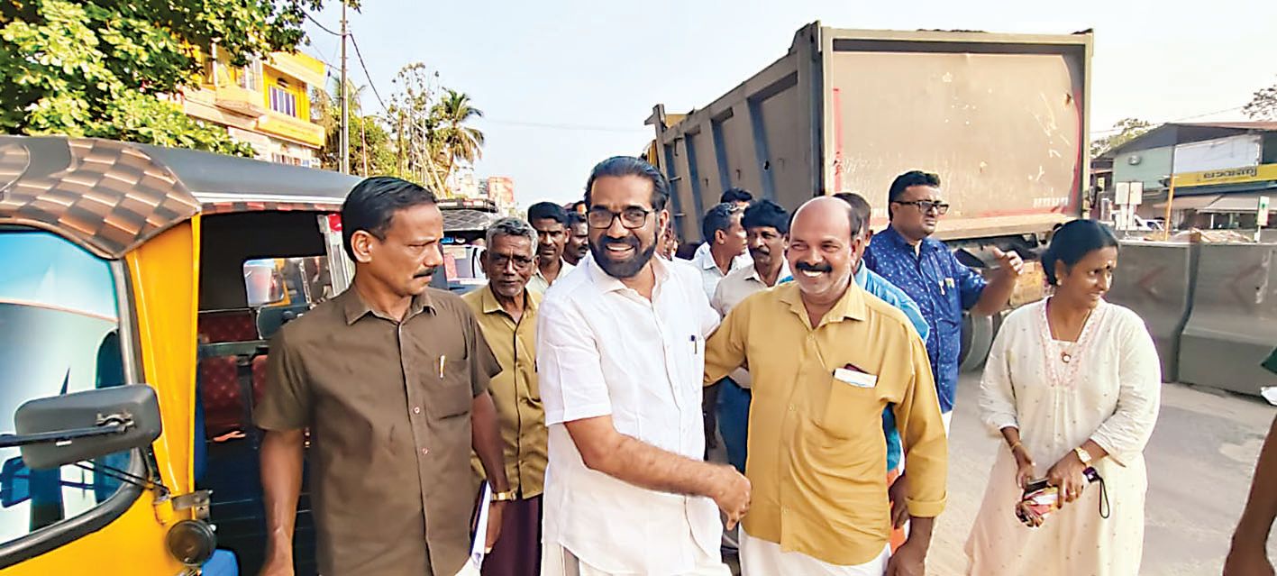 അമ്പലപ്പുഴ മണ്ഡലം എൽഡിഎഫ് സ്ഥാനാർഥി എച്ച് സലാം കച്ചേരിമുക്കിൽ വോട്ട് അഭ്യർഥിക്കുന്നു