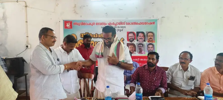 തിരുവിതാംകൂർ ദേവസ്വം എംപ്ലോയീസ് കോൺഫെഡറേഷൻ സ-്‌പെഷ്യൽ കൺവൻഷൻ വേദിയിൽ  എച്ച് സലാമിനെ സ്വീകരിക്കുന്നു