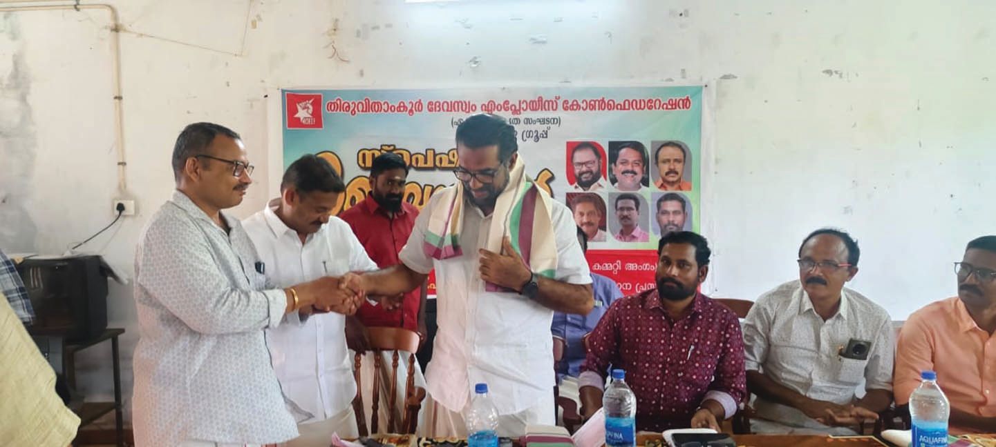 തിരുവിതാംകൂർ ദേവസ്വം എംപ്ലോയീസ് കോൺഫെഡറേഷൻ സ-്‌പെഷ്യൽ കൺവൻഷൻ വേദിയിൽ  എച്ച് സലാമിനെ സ്വീകരിക്കുന്നു