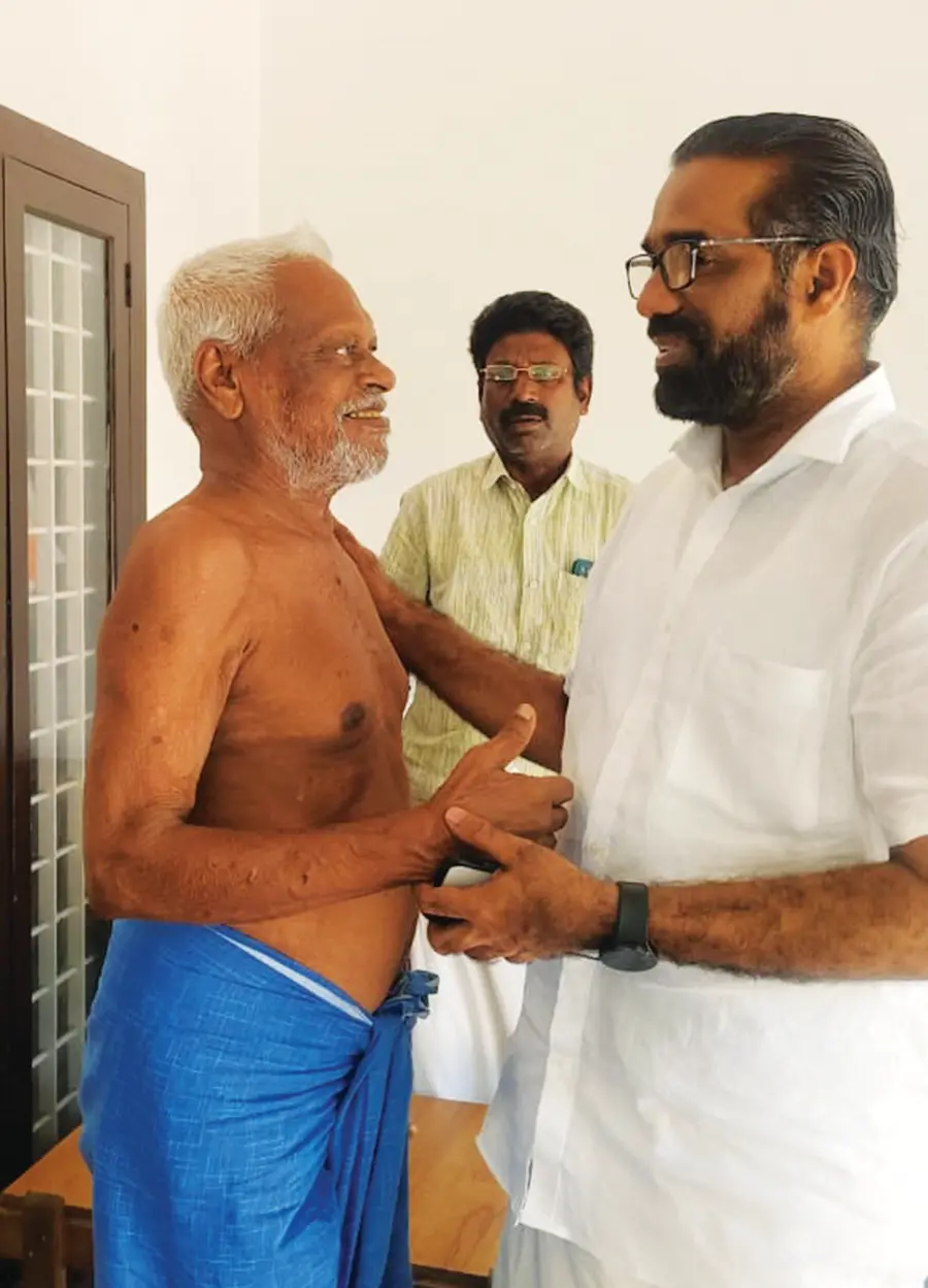 സിപിഐ എം മുതിർന്ന അംഗം ജി കരുണാകരനെ  എച്ച് സലാം വീട്ടിലെത്തി സന്ദർശിക്കുന്നു