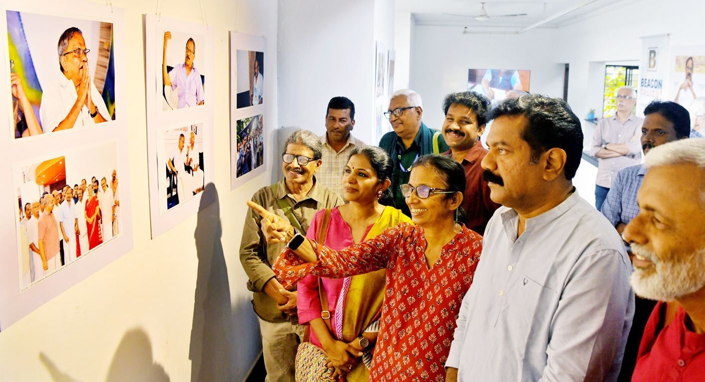 ഫോട്ടോഗ്രാഫര്‍ ആര്‍ വി സതിയുടെ 'എം ടി ഓര്‍മച്ചിത്രങ്ങള്‍' ഫോട്ടോപ്രദര്‍ശനം സുഭാഷ് ചന്ദ്രന്‍ ഉദ്ഘാടനം ചെയ്തപ്പോള്‍