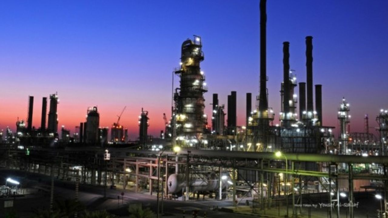 Saudi oil refinery.jpg