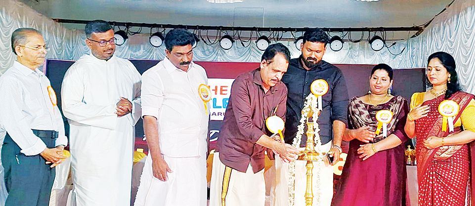 ചാരുംമൂട് ഷെംഫോർഡ് ലിറ്റിൽ സ്റ്റാർസ് സ്കൂൾ വാർഷിക ദിനാഘോഷം സാഹിത്യകാരൻ ബി വിശ്വൻ ഉദ്ഘാടനംചെയ്യുന്നു