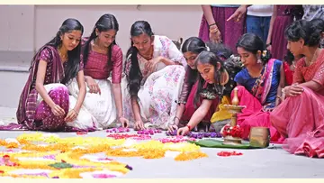 കോട്ടൺഹിൽ സ്കൂളിൽ നടത്തിയ അത്തപ്പൂക്കള മത്സരത്തിന് പൂക്കളിടുന്ന കുട്ടികൾ