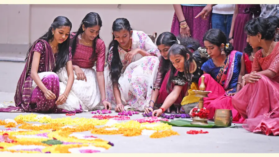 കോട്ടൺഹിൽ സ്കൂളിൽ നടത്തിയ അത്തപ്പൂക്കള മത്സരത്തിന് പൂക്കളിടുന്ന കുട്ടികൾ